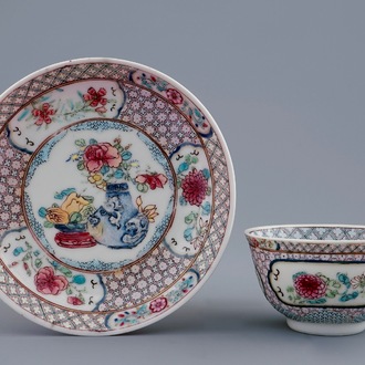 Une tasse et soucoupe en porcelaine de Chine coquille d'oeuf famille rose au dos rouge rubis, Yongzheng, 1723-1735
