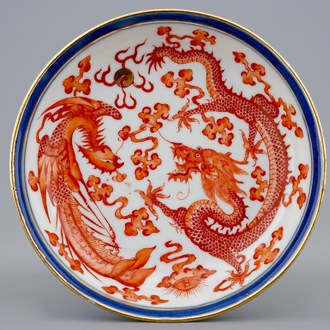 Une assiette en porcelaine de Chine rouge de fer au dragon et phénix, marque et prob. époque de Guangxu