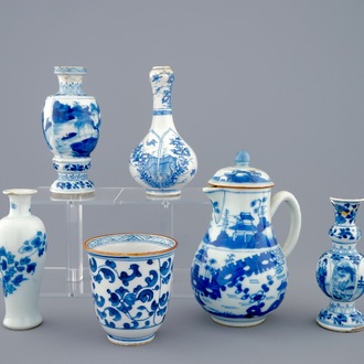 Un lot de 6 pièces en porcelaine de Chine bleu et blanc, Kangxi