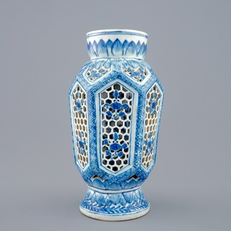Un vase ajouré à double parois en porcelaine de Chine bleu et blanc, époque Transition, 1620-1683