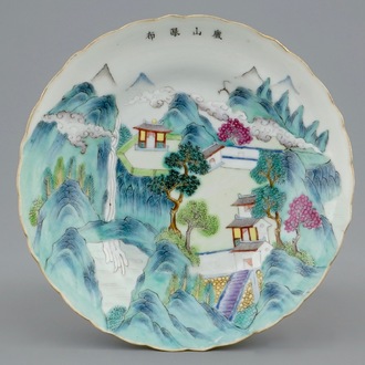 Een Chinees famille rose bord met een berglandschap, Daoguang merk, 19e eeuw