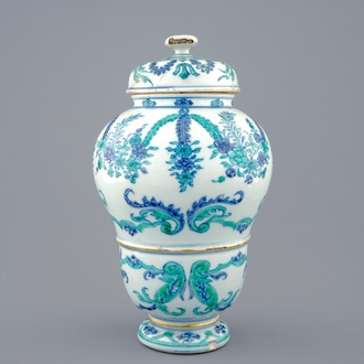 Een zeldzame Chinese export porseleinen urne met deksel, Kangxi/Yongzheng, 1e kwart 18e eeuw