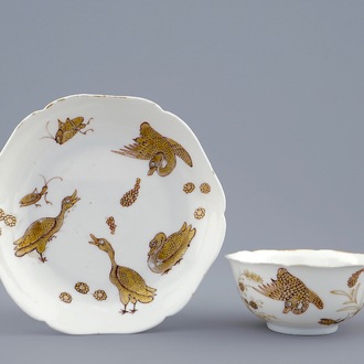 Une tasse et soucoupe en porcelaine de Chine à décor doré de canards et insectes, Yongzheng, 1723-1735
