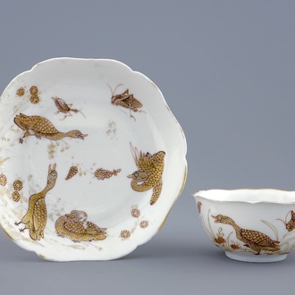 Une tasse et soucoupe en porcelaine de Chine à décor doré de canards et insectes, Yongzheng, 1723-1735