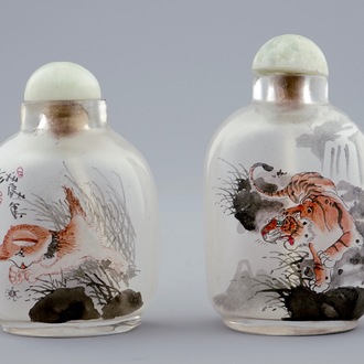 Twee Chinese snuifflesjes met onderglasbeschildering met een kat en een tijger, 20e eeuw