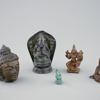 Un lot de cinq statuettes variées en bronze et autre, Asie, 19/20ème