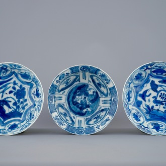A blue and white Chinese kraak porcelain klapmuts bowl and 2 plates, Wanli, 1573-1619