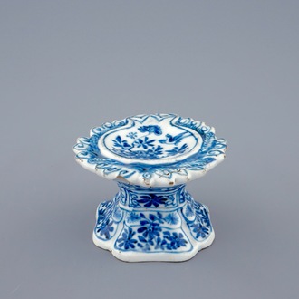 Un saleron en porcelaine de Chine bleu et blanc pour l'export, Kangxi