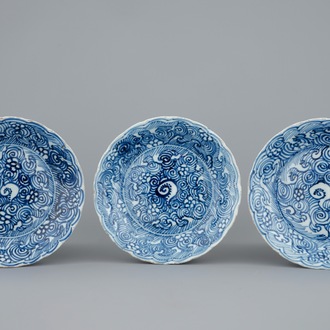 Un ensemble de 3 assiettes en porcelaine de Chine bleu et blanc, époque Transition, 1620-1683