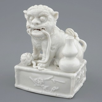 Un porte-encens en porcelaine blanc de Chine en forme de lion bouddhiste, 18/19ème