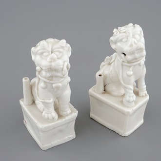 Une paire de porte-encens en porcelaine blanc de Chine en forme de lions bouddhistes, 18/19ème