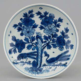 Een Chinees blauw-wit diep bord met pauwen, Ming Dynastie