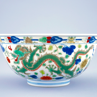 Un bol au dragon et phénix en porcelaine de Chine wucai, marque et période de Daoguang