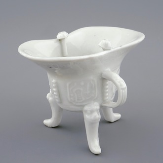 Une tasse à vin "Jue" en porcelaine blanc de Chine de Dehua, Kangxi