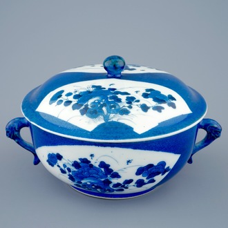 Un bol et son couvercle en porcelaine de Chine bleu poudré, Kangxi