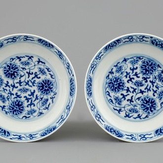 Une paire d'assiettes aux fleurs de lotus en porcelaine de Chine bleu et blanc, marque et époque de Guangxu