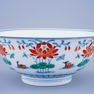 Un bol en porcelaine de Chine doucai aux canards mandarins, marque et prob. époque de Qianlong