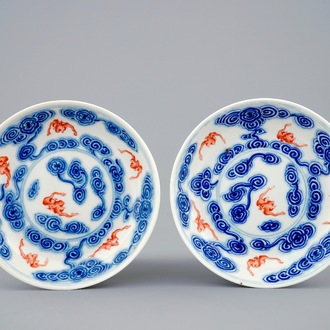 Een paar Chinese borden met vleermuizen in blauw, wit en ijzerrood, Guangxu merk en periode