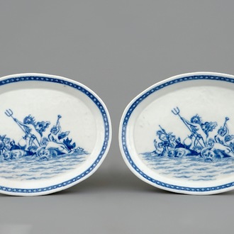 Een paar Chinese blauw-witte ovalen schotels met decor van "Neptunus", Qianlong, 1750-1770