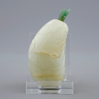 A Chinese pale celadon jade snuff bottle, 18/19th C.