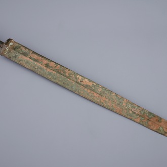 Een Chinees bronzen zwaard met inscriptie, Periode van de Strijdende Staten (475-221 v.C.) of later