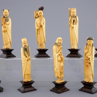 Un ensemble de 8 "Immortels" en ivoire sculpté sur socles en bois, 19ème