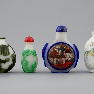 A set of four Chinese glass and porcelain snuff bottles, 19/20th C.