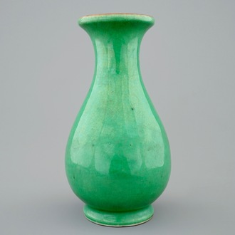 Un vase de forme poireu en porcelaine de Chine vert de pomme, 19ème