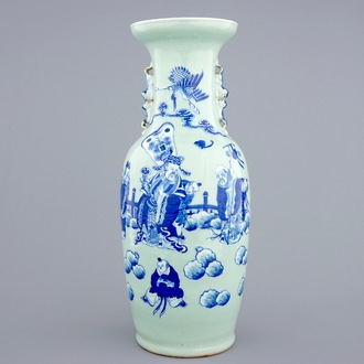 Een fijne Chinese blauw-wit op celadon fond vaas met personages, 19e eeuw