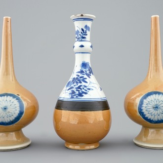 Un ensemble de 3 vases en porcelaine de Chine à décor bleu, blanc et café au lait, Kangxi