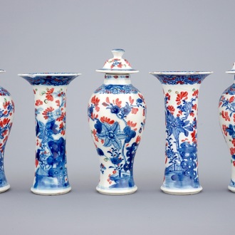Une garniture miniature de 5 pièces en porcelaine de Chine bleu et blanc surdécoré, Qianlong, 18ème