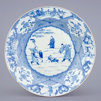 Un très grand plat en porcelaine de Chine bleu et blanc à décor d'une punition physique, Yongzheng/Qianlong