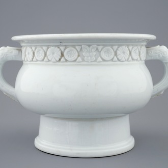 Un brûle-parfum en porcelaine blanc de Chine de Dehua à décor appliqué et gravé, Kangxi
