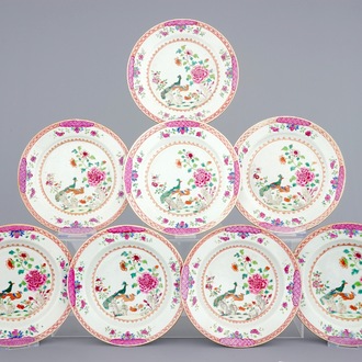 Un lot de 8 assiettes aux paons en porcelaine de Chine famille rose, Qianlong, 18ème