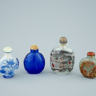 A lot of 4 Chinese snuff bottles in glass and jade, 18/20th C.