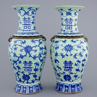 Een paar Chinese blauw-wit op celadon fond vazen met lotus scrolls, 19e eeuw