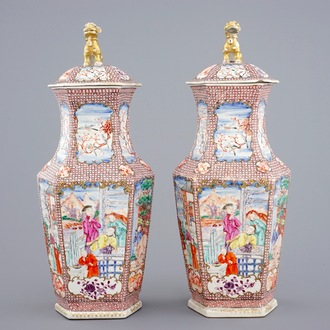 Une paire de vases hexagonaux en porcelaine de Chine famille rose à décor mandarin, Qianlong, 18ème