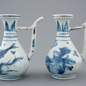 Une paire d'aiguières en porcelaine de Chine bleu et blanc, Dynastie Ming, Wanli, 1573-1619