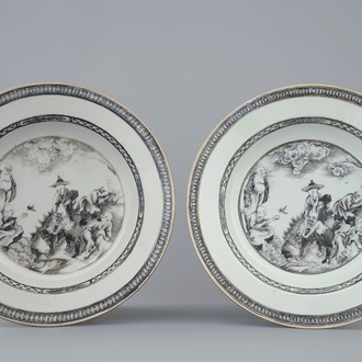 Une paire d'assiettes en porcelaine de Chine grisaille à décor d'immortels avec un tigre, Qianlong, 18ème