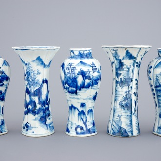 Une garniture de 5 pièces en porcelaine de Chine bleu et blanc, Kangxi
