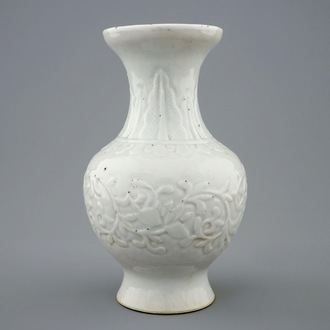 Un vase en porcelaine blanc de Chine à décor floral moulé, Kangxi