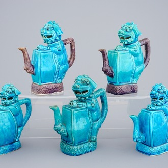 Een lot van 5 Chinese cadogan theepotten in de vorm van boeddhistische leeuwen, Republiek, 20e eeuw