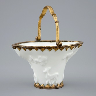 Une coupe libation en porcelaine blanc de Chine montée de bronze doré, Kangxi