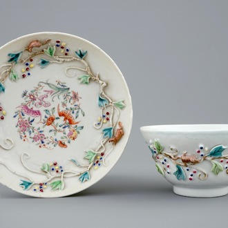 Une tasse et soucoupe en porcelaine de Chine famille rose à décor en relief d'écureuils, Yongzheng, 1723-1735
