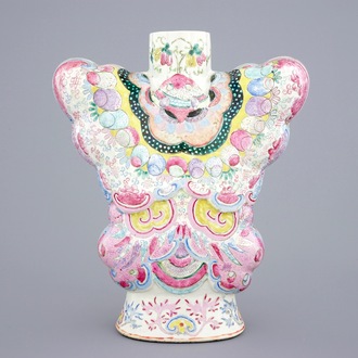 Een uitzonderlijke famille rose vaas in de vorm van een vlinder, 19e eeuw