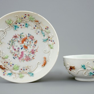 Une tasse et soucoupe en porcelaine de Chine famille rose à décor en relief d'écureuils, Yongzheng, 1723-1735