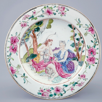 Een Chinees famille rose bord met mythologische voorstelling van Apollo en Daphne, Yongzheng