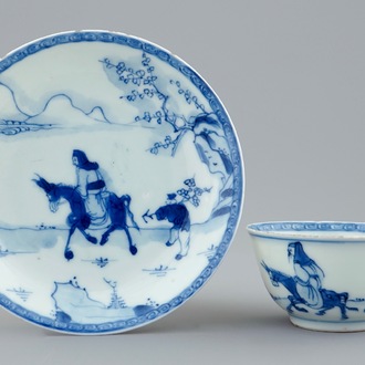 Une tasse et soucoupe en porcelaine de Chine bleu et blanc à décor d'un sage, Kangxi