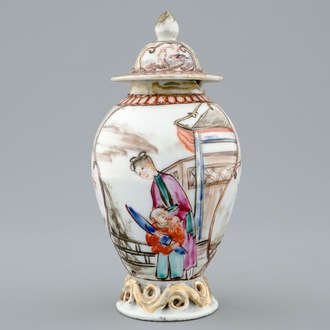 Une boîte à thé en porcelaine de Chine à décor mandarin, Qianlong, 18ème