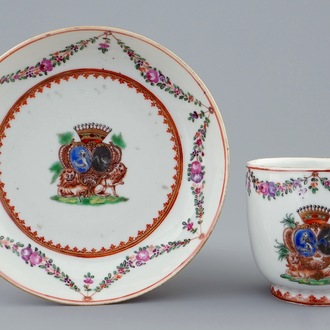 Une tasse et soucoupe à décor armoirié en porcelaine de Chine famille rose, Qianlong, 18ème